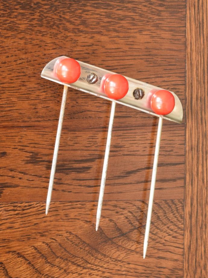 キャビネットに付いたピン