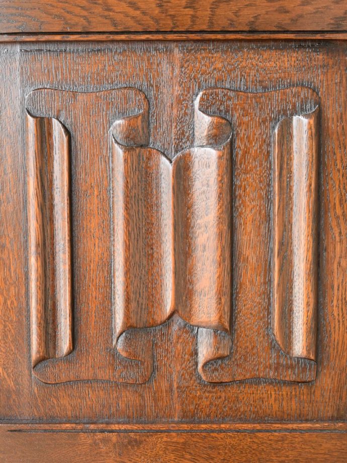 英国アンティーク家具らしい彫