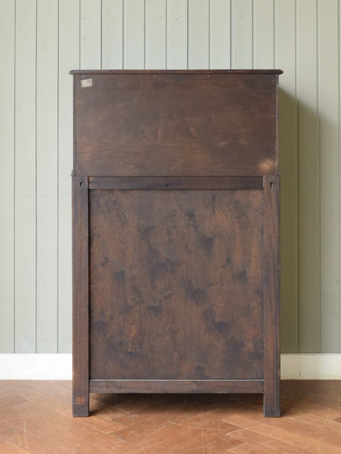 キャビネットの後ろ姿