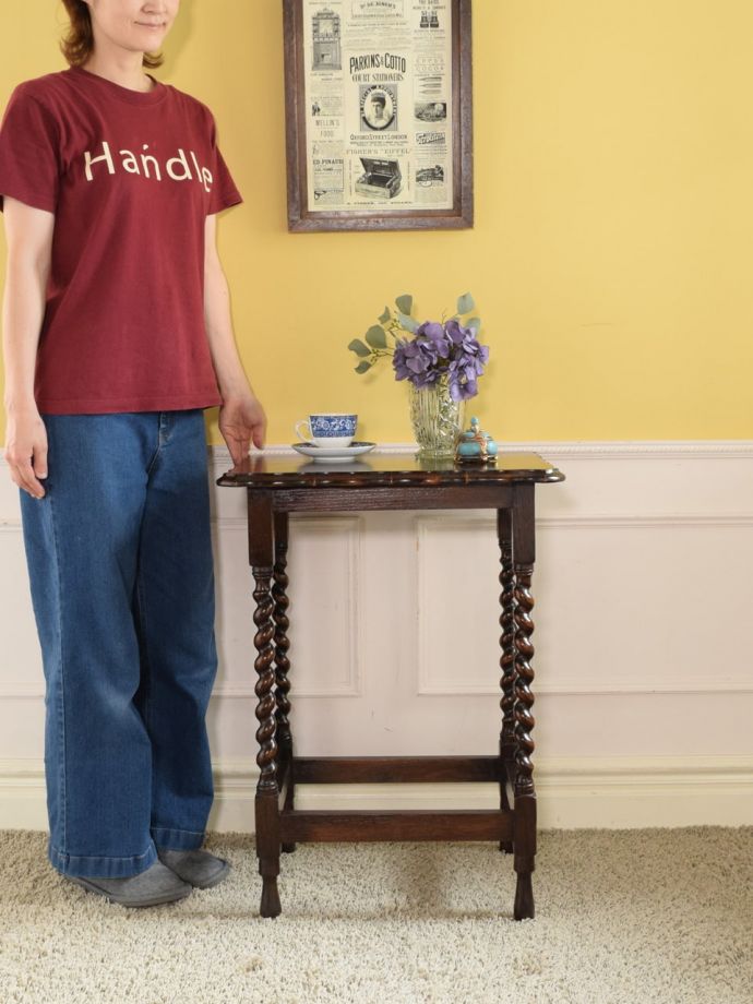 アンティークのオケージョナルテーブル