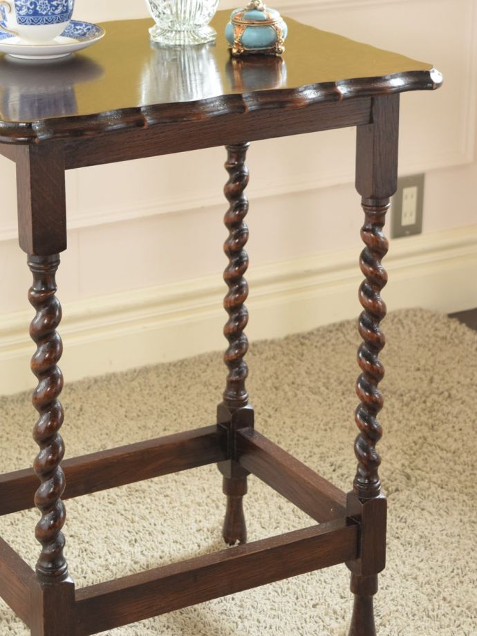 英国のアンティーク家具らしいデザイン