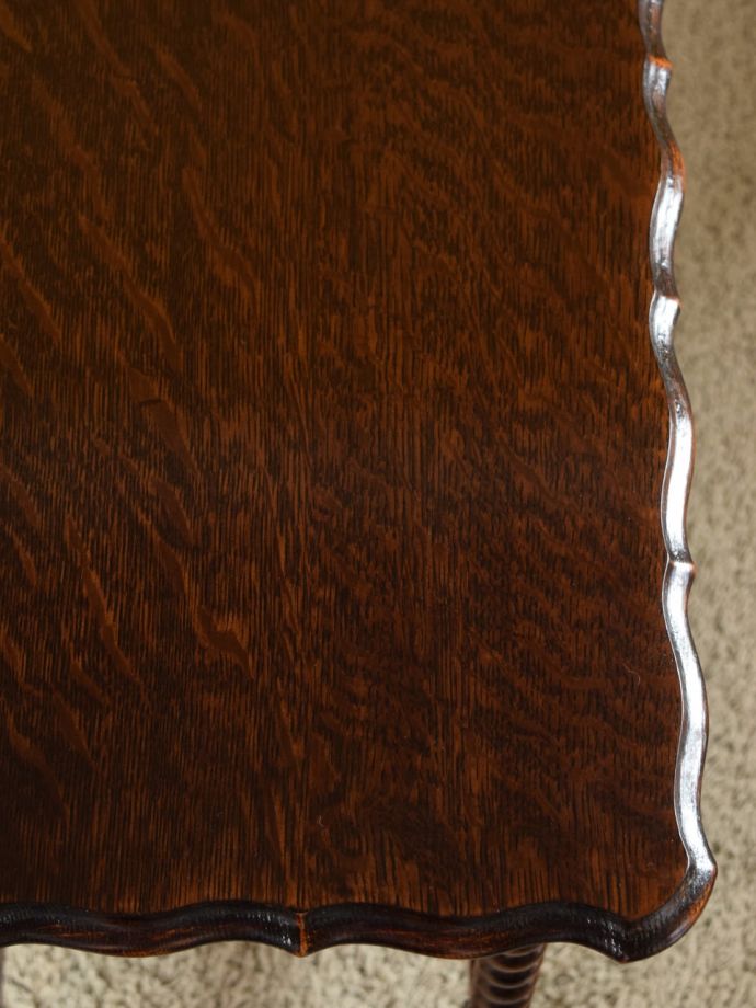 アンティークテーブルらしい木目