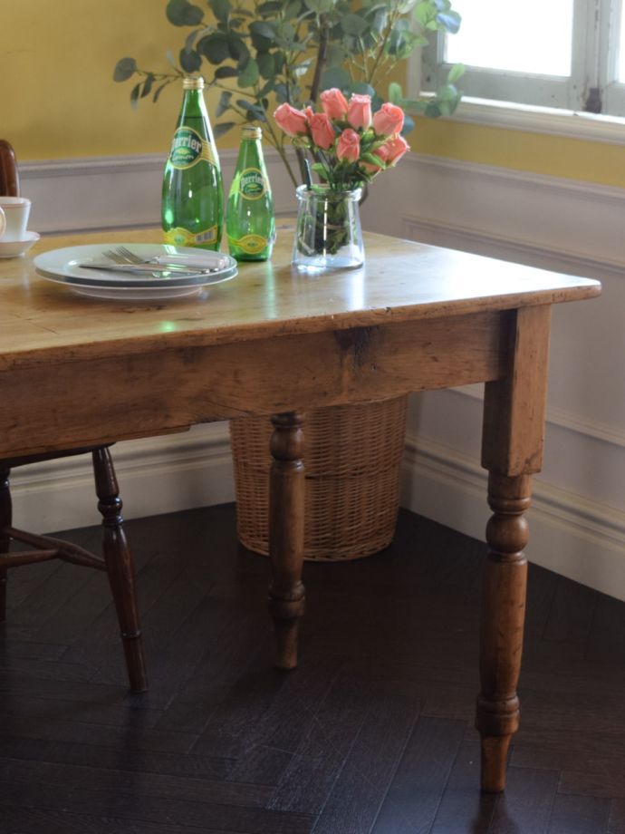 アンティーク家具らしさが漂うテーブル