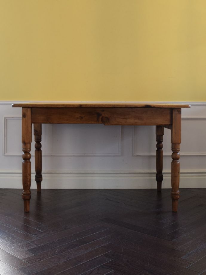 ダイニングテーブルの側面