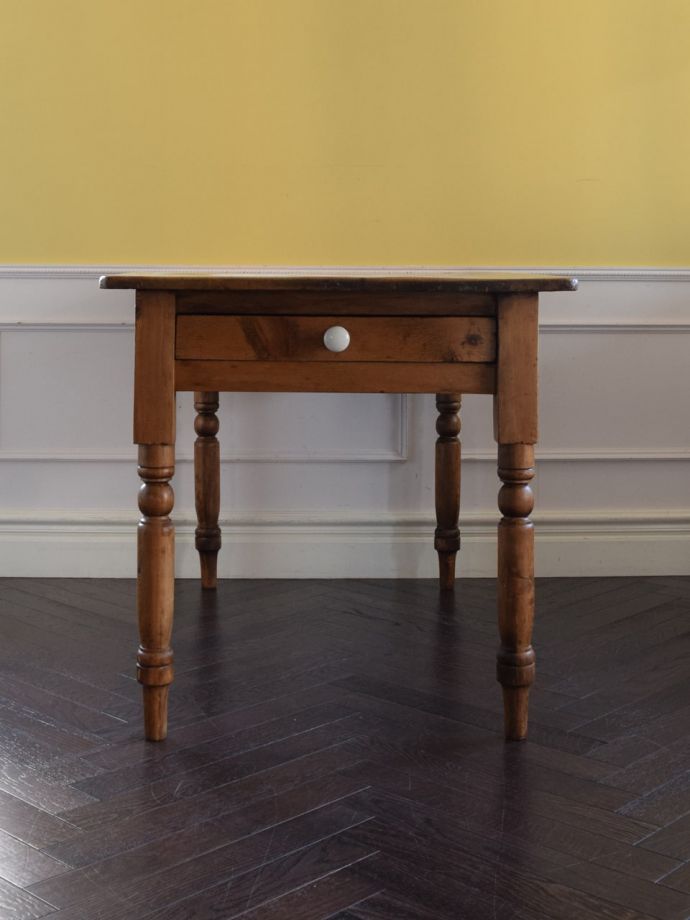 ダイニングテーブルの後ろ姿