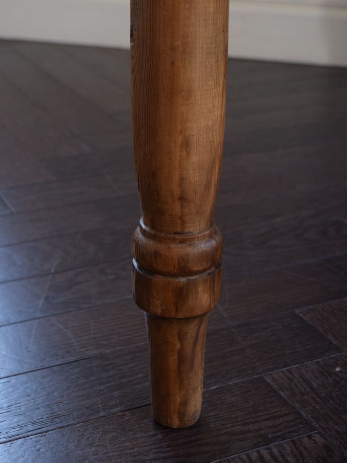 ダイニングテーブルの脚