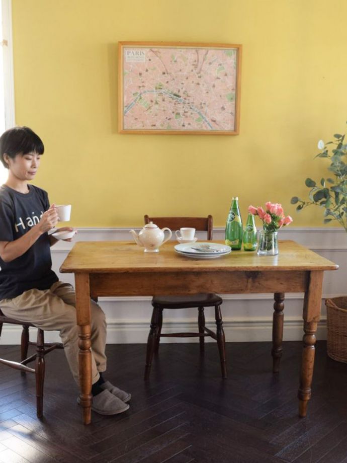 アンティークのダイニングテーブル