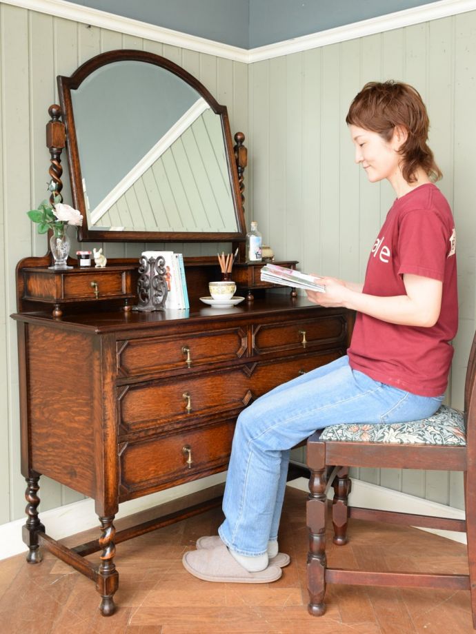 便利に使えるアンティークのドレッサー