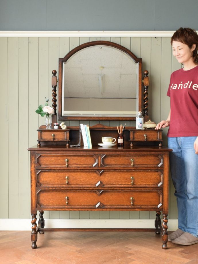 英国アンティークのドレッサー