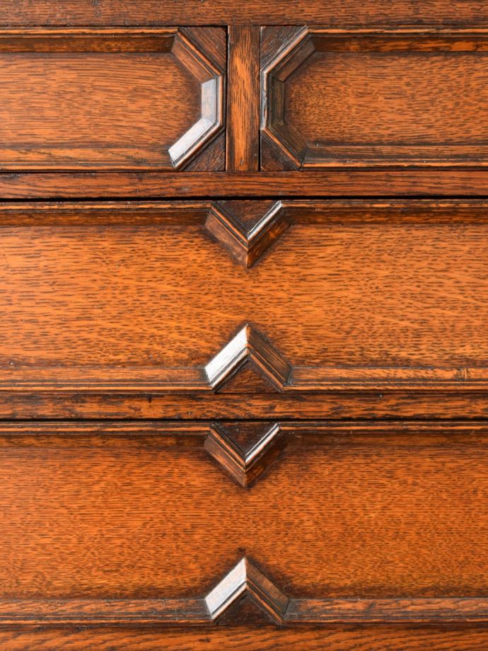 アンティーク家具らしい装飾