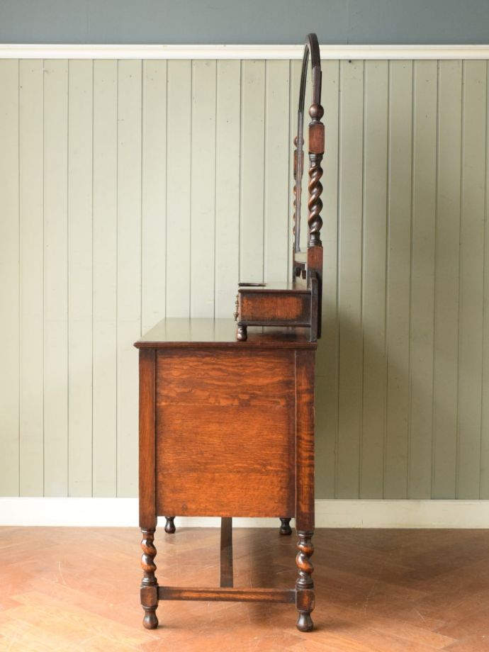 ドレッサーの側面