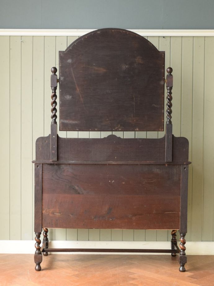 ドレッサーの後ろ姿