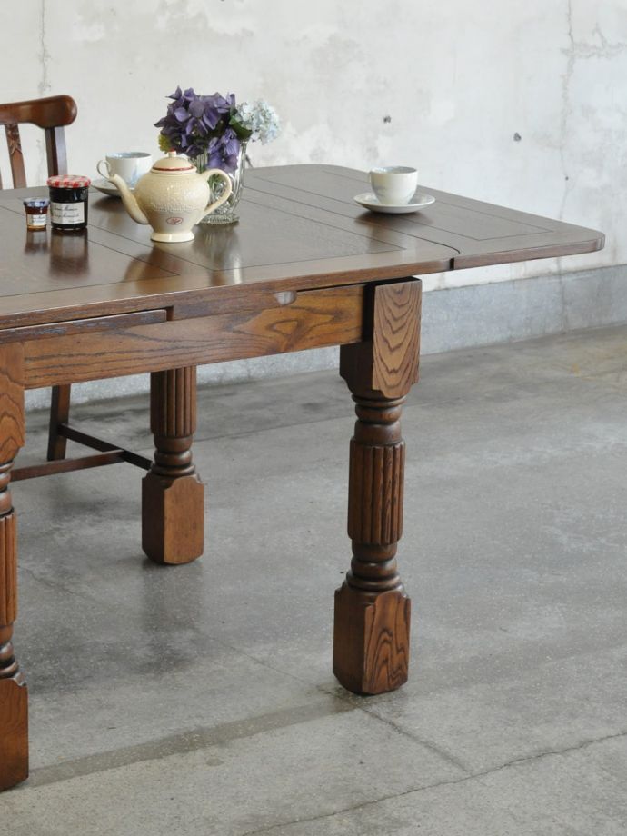 伸長式のおしゃれなアンティークテーブル