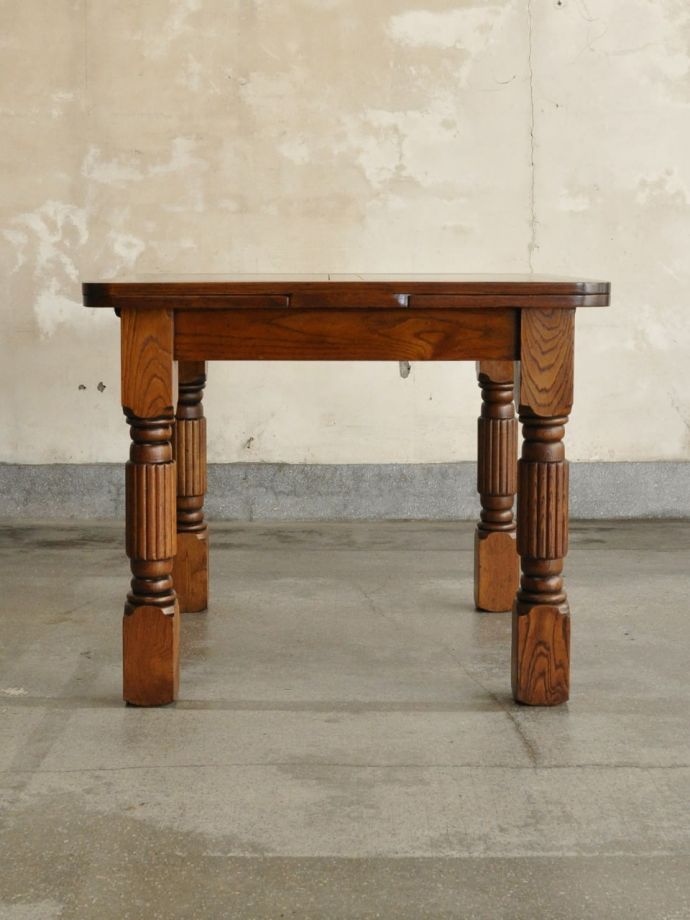 伸長式テーブルの側面