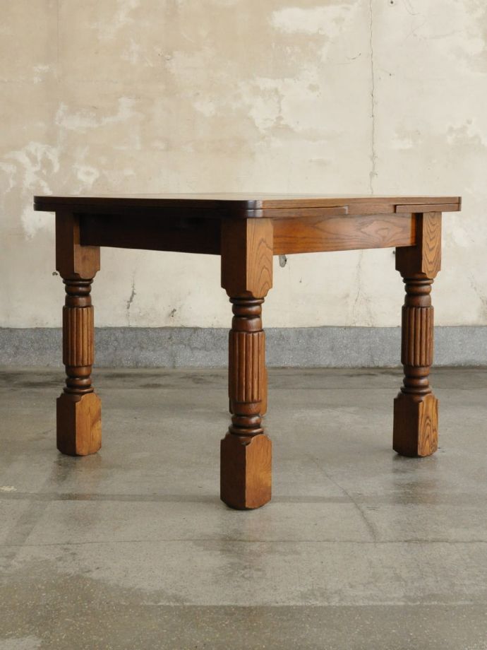 ドローリーフテーブルの横顔