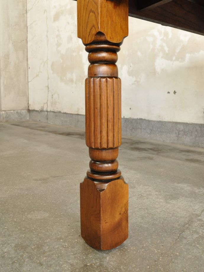 アンティークテーブルの脚