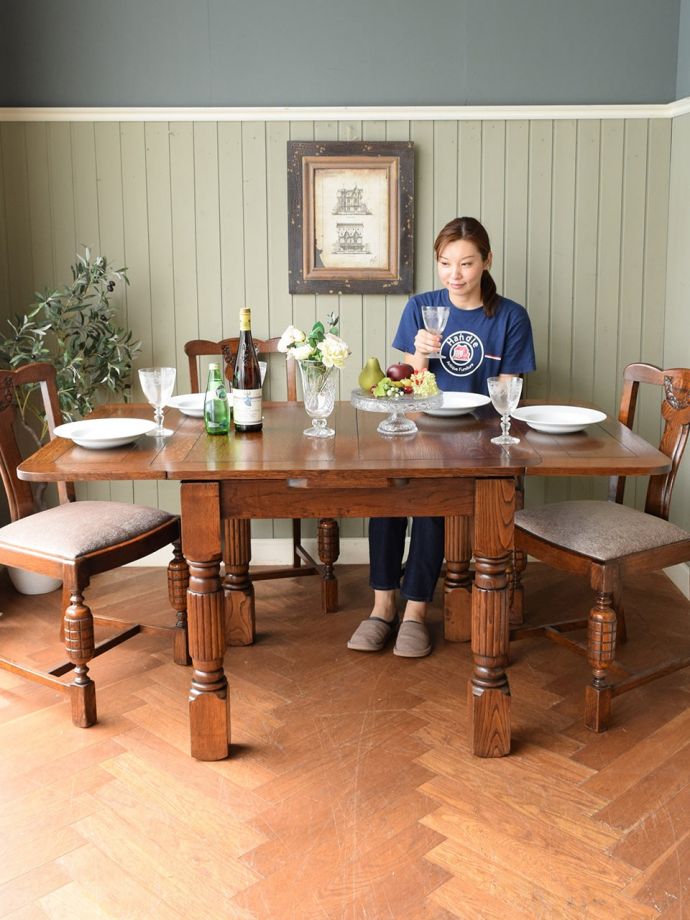 アンティークの伸長式テーブル