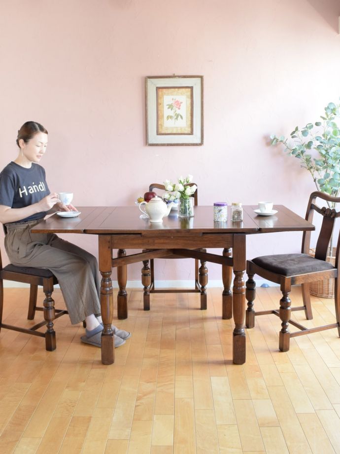 アンティークの伸長式テーブル