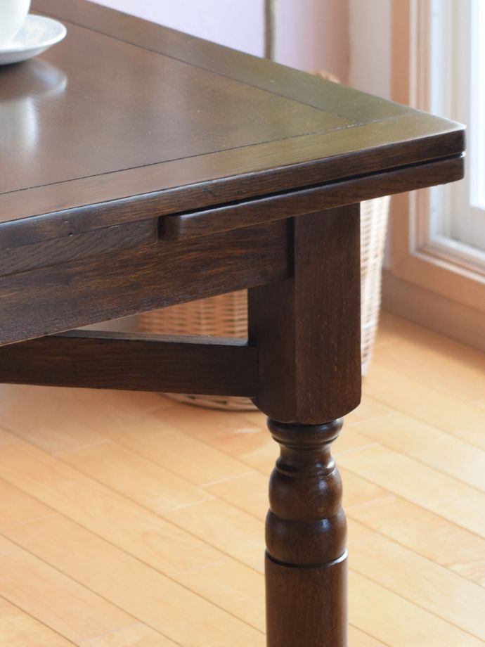 伸長式のおしゃれなアンティークテーブル