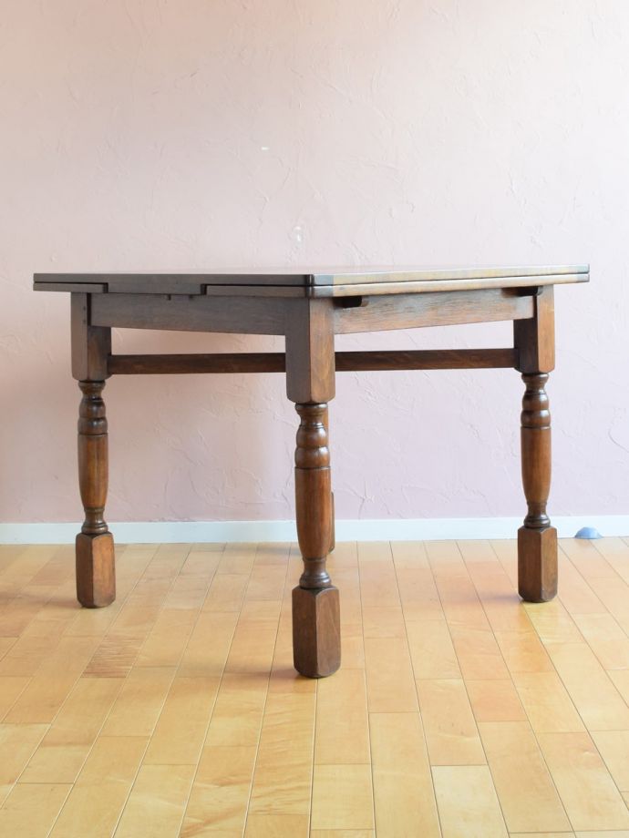 ドローリーフテーブルの横顔