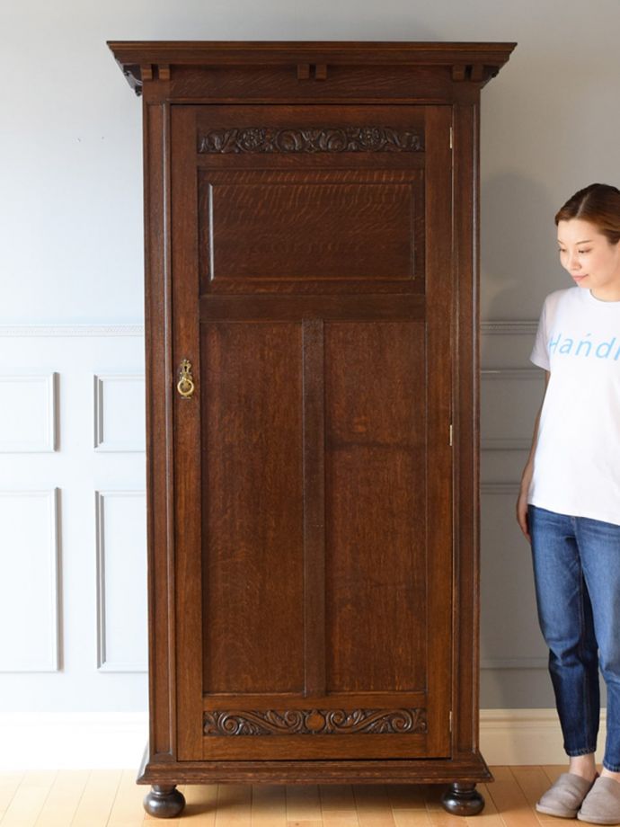 英国アンティークのワードローブ