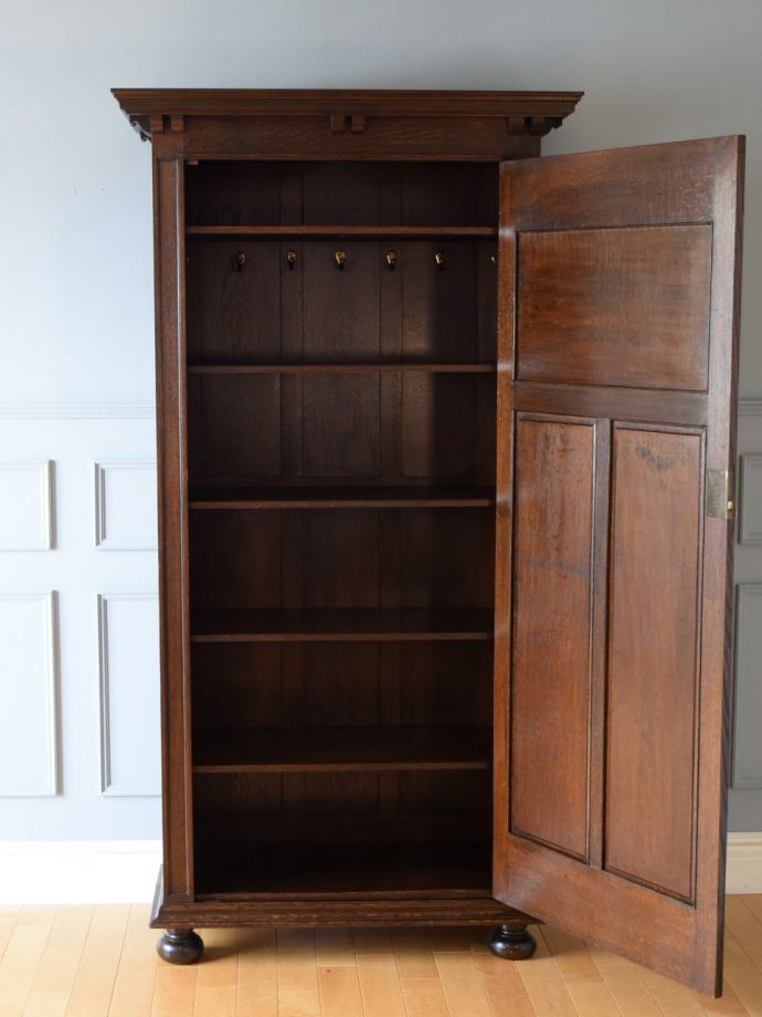 ワードローブの扉の中