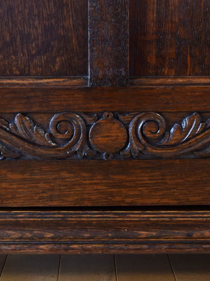 アンティークキャビネットの彫