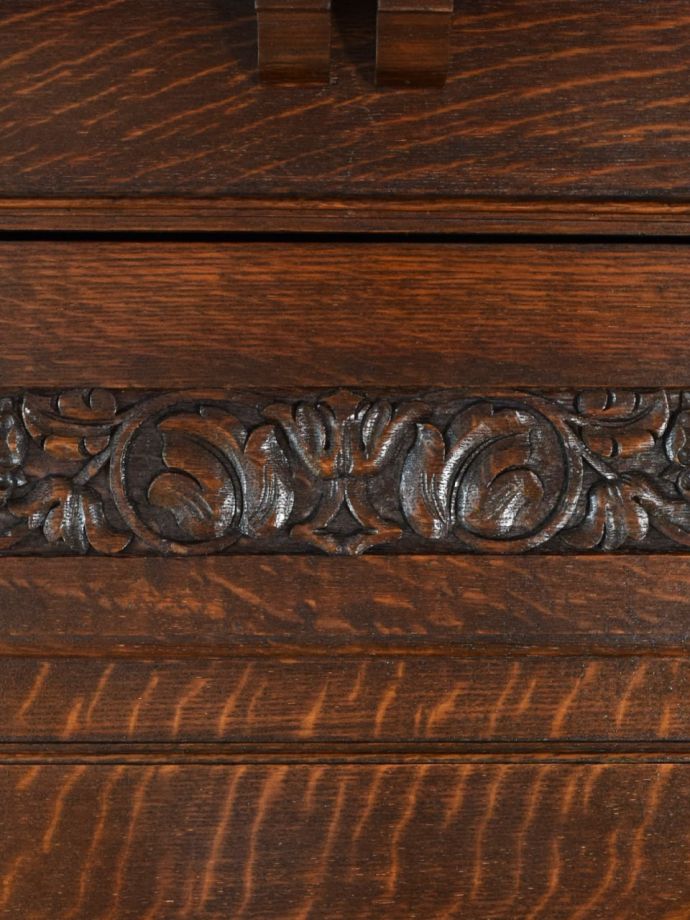 英国アンティーク家具らしい彫