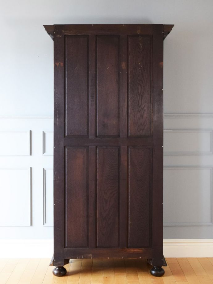 キャビネットの後ろ姿