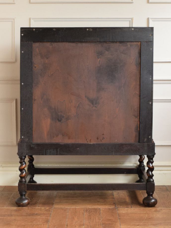 ライティングビューローの後ろ姿