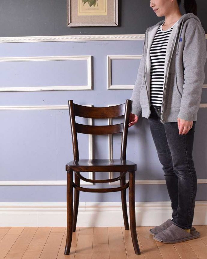 ダイニングチェア　アンティーク チェア　英国輸入のアンティーク椅子、カッコイイ木製のベントウッドチェア。一本の木をぐにゅっと曲げたベントウッドチェア背もたれのデザインが特長のベントウッドチェア。(q-265-c)