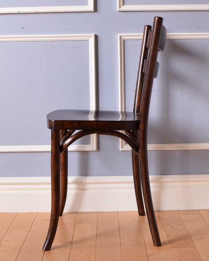 ダイニングチェア　アンティーク チェア　英国輸入のアンティーク椅子、カッコイイ木製のベントウッドチェア。横顔も英国らしいカッコよさ英国のパブの雰囲気たっぷりのベントウッドチェアは、横から見てもカッコイイんです。(q-265-c)