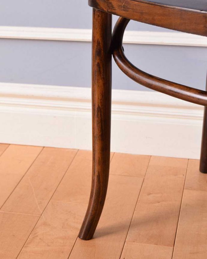 ダイニングチェア　アンティーク チェア　英国輸入のアンティーク椅子、カッコイイ木製のベントウッドチェア。移動もラクラクHandleのアンティークチェアの脚の裏には、フェルトキーパーをお付けしていますので、床を滑らせてお使い頂けます。(q-265-c)