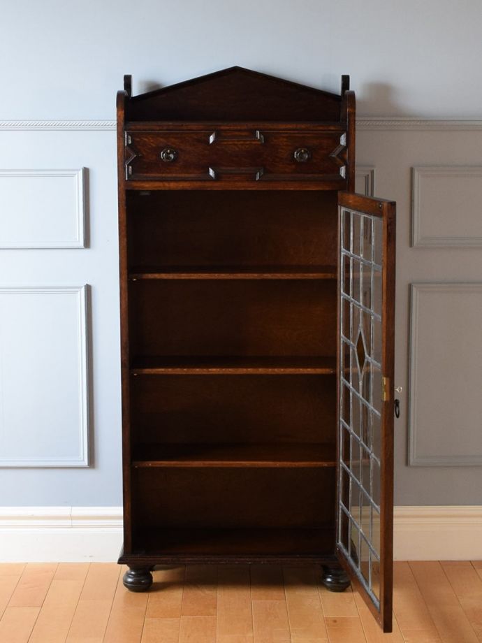 キャビネットの扉の中