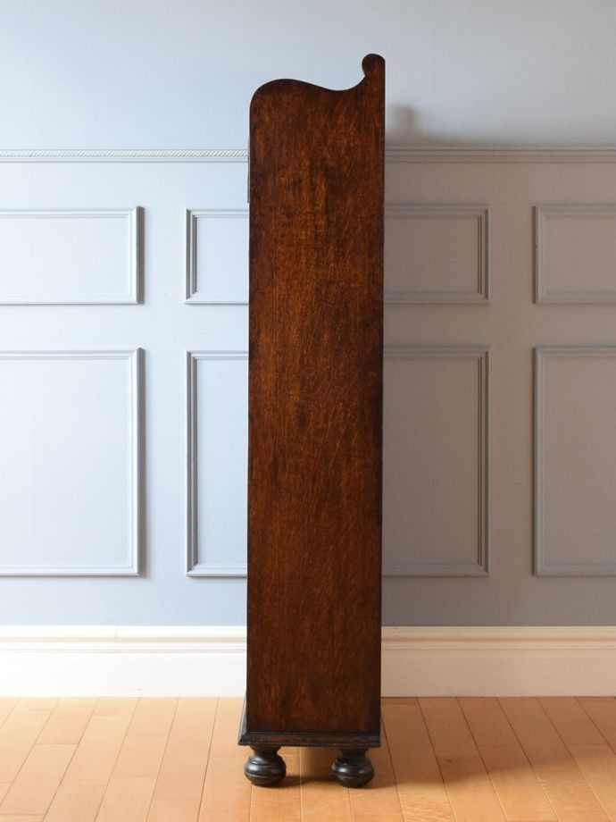 アンティークキャビネットの側面