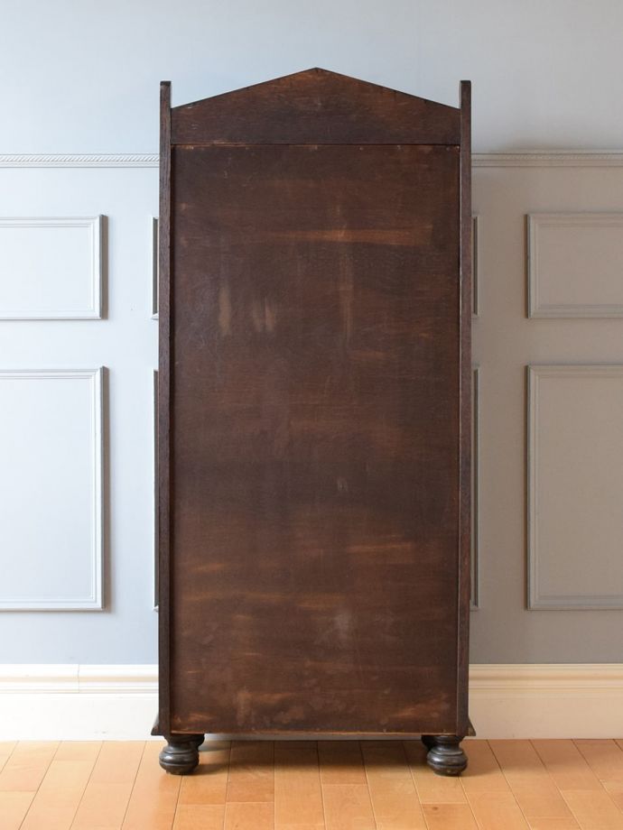 キャビネットの後ろ姿