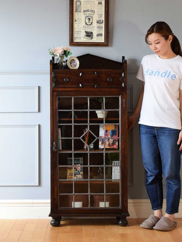 英国アンティークのガラスキャビネット