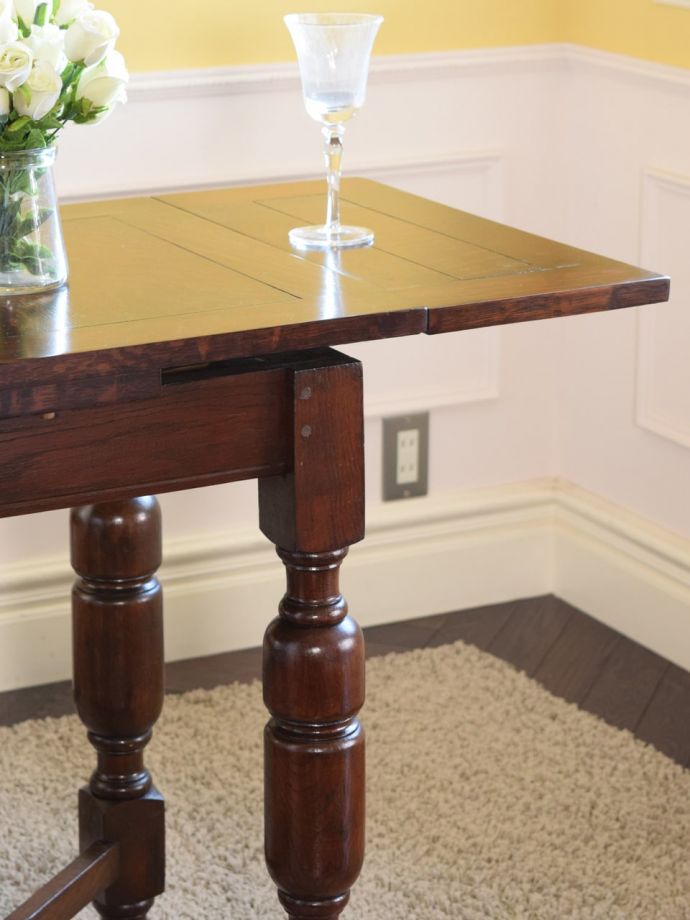 伸長式のおしゃれなアンティークテーブル