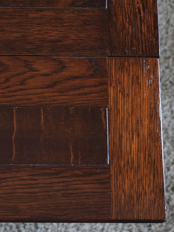 アンティークテーブルの木目