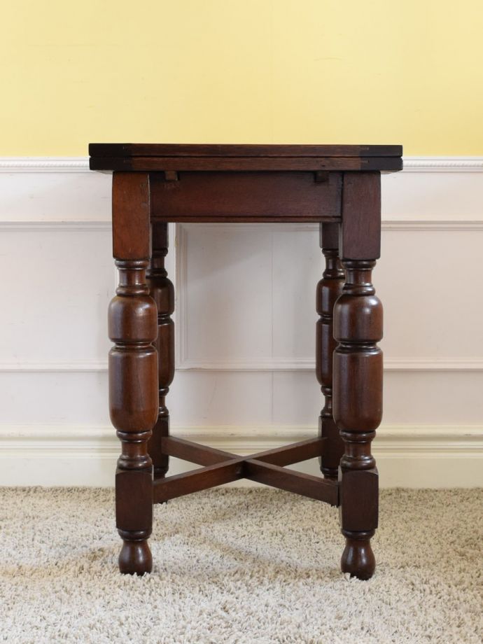 ドローリーフテーブルの横顔