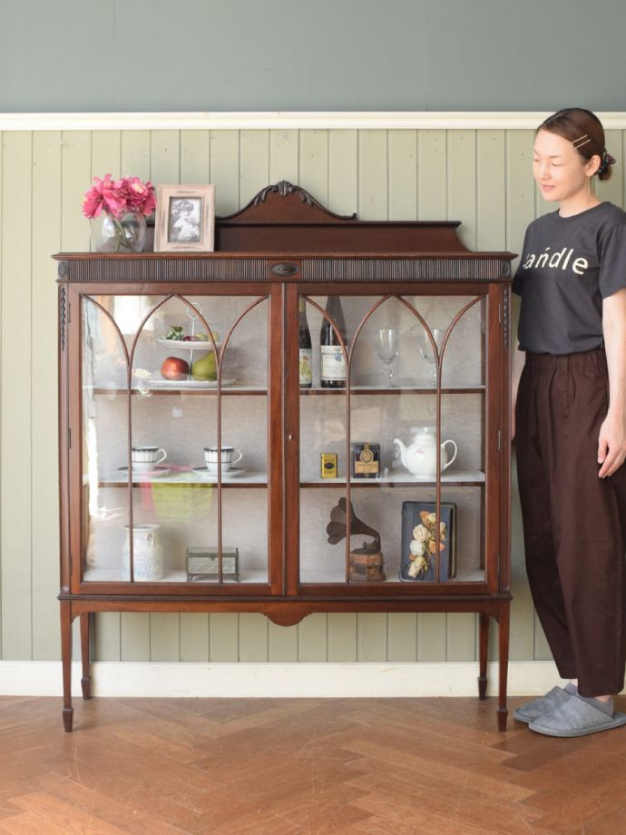 英国アンティークのガラスキャビネット