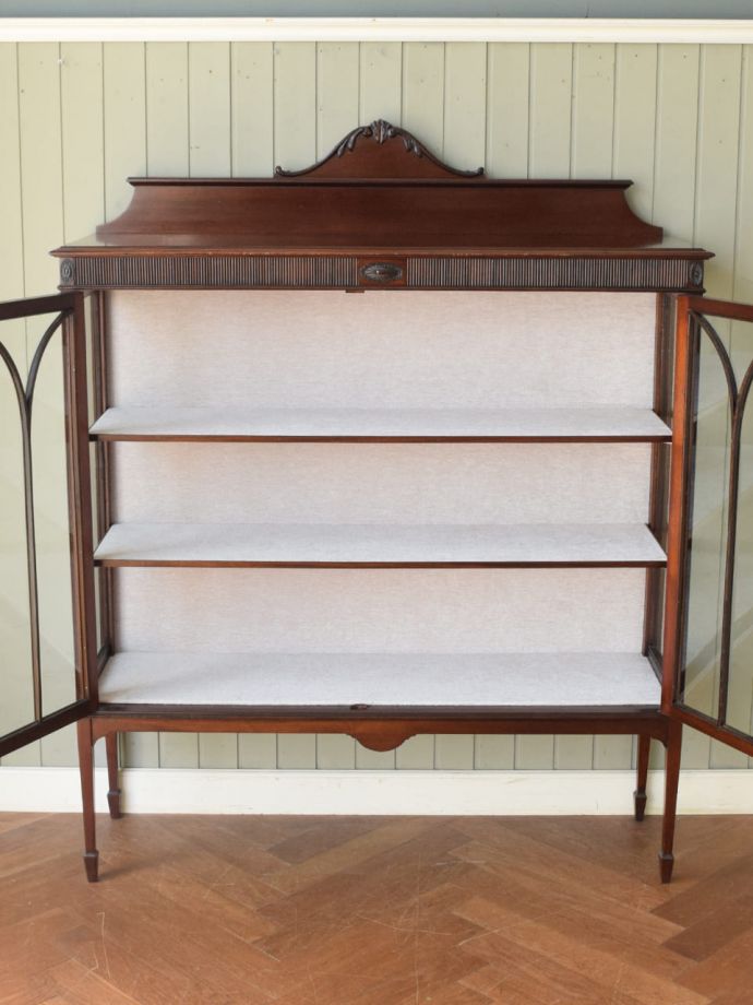 ガラスキャビネットの扉の中