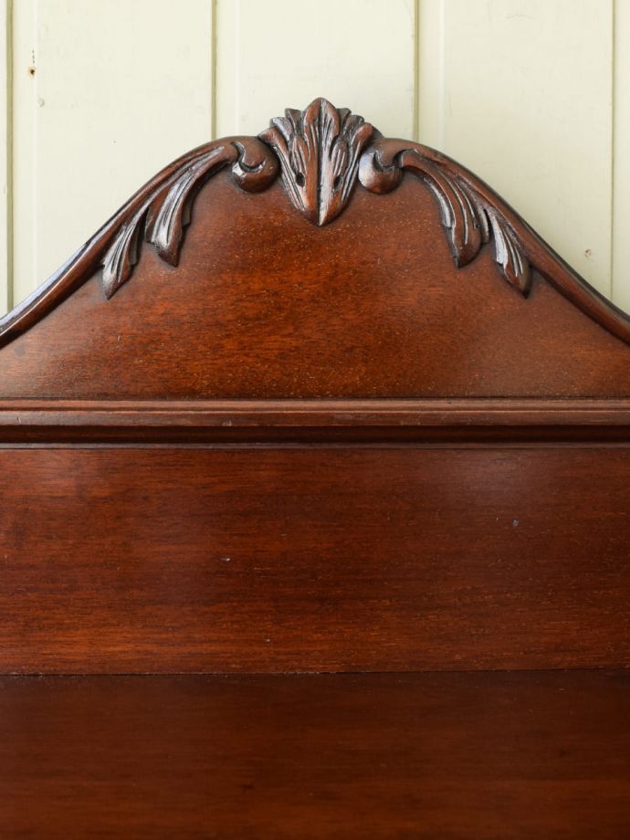 英国アンティーク家具らしい彫