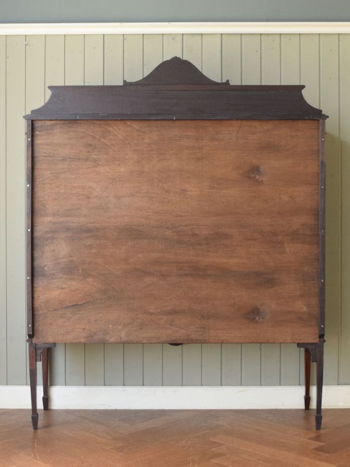 キャビネットの後ろ姿