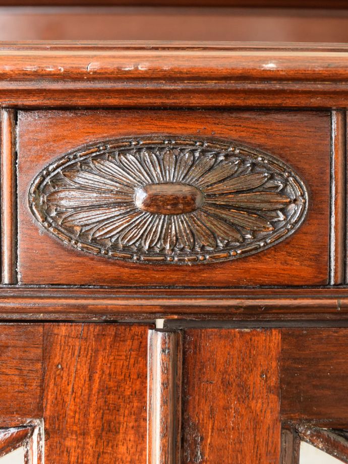 英国アンティーク家具らしい彫