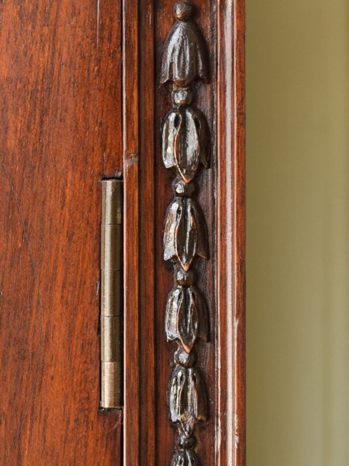 英国アンティーク家具らしい彫