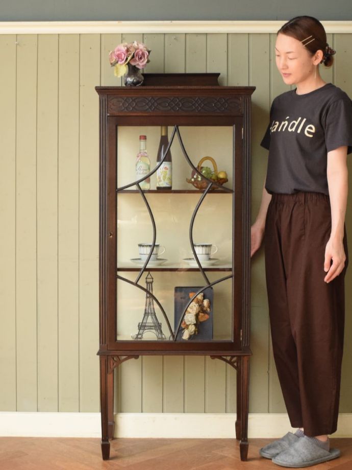 英国アンティークのガラスキャビネット