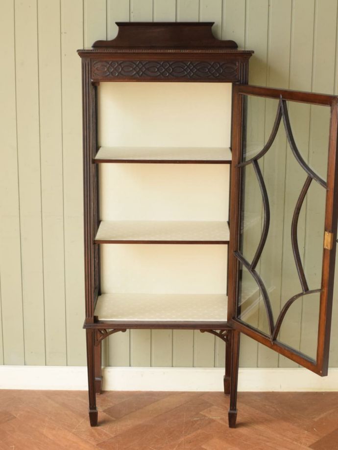 ガラスキャビネットの扉の中