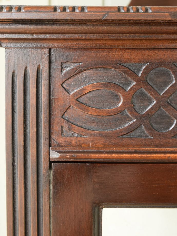 英国アンティーク家具らしい彫