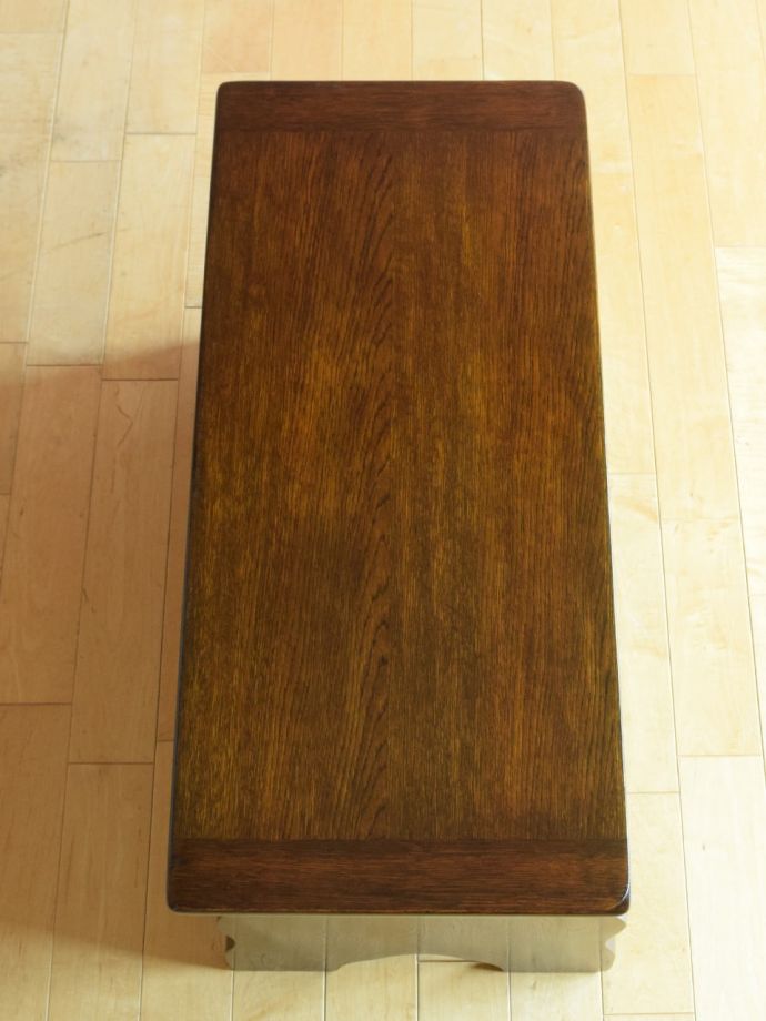 アンティークのブランケットボックスの天板